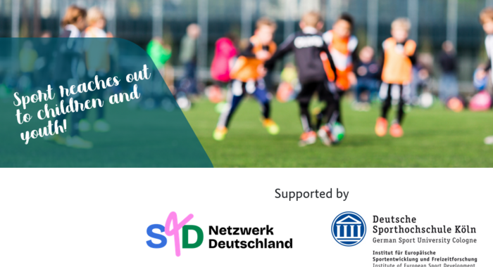 Fußball spielende Kinder