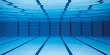 Unterwasseraufnahme eines Schwimmbads.