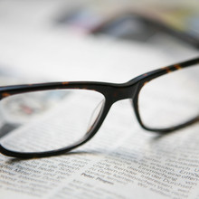 Brille auf Zeitung