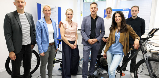 Serap Güler mit Vertreter*innen der Deutschen Sporthochschule Köln