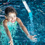 Kind schwimmt im Schwimmbad. Kind schwimmt im Schwimmbad.