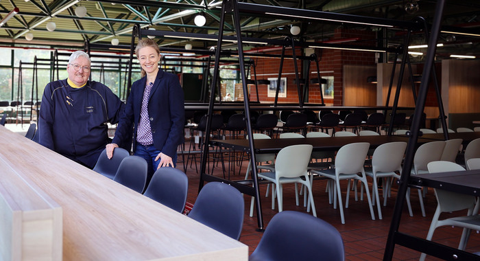 Kanzlerin Marion Steffen und Betriebsleiter Andreas Wollgarten im neugestalteten Speisesaal