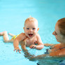 Säuglinge beim Schwimmtraining mit Hilfestellung. ©EvgenyAtamanenko/Shutterstock.com 
