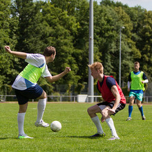 Zweikampf zwischen zwei Fußballspielern