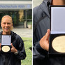 Julia Rick mit der Großen Sportplakette in Gold der Stadt Köln vor dem Haupteingang der Sporthochschule (Foto: Wilfried Rick)