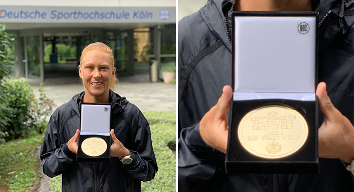 Julia Rick mit der Großen Sportplakette in Gold der Stadt Köln vor dem Haupteingang der Sporthochschule (Foto: Wilfried Rick)