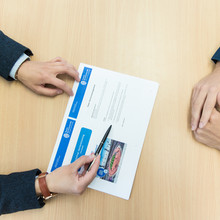 Individuelle Studienberatung Zwei Personen sitzen sich gegenüber