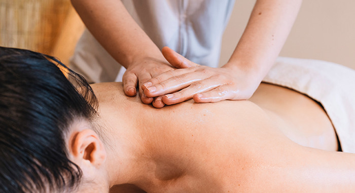 Entspannende Massage des Rückens mithilfe der Hände