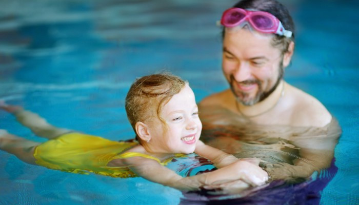 Kleinkind hat Spaß beim Schwimmen. Foto: ©MNStudio/Shutterstock.com