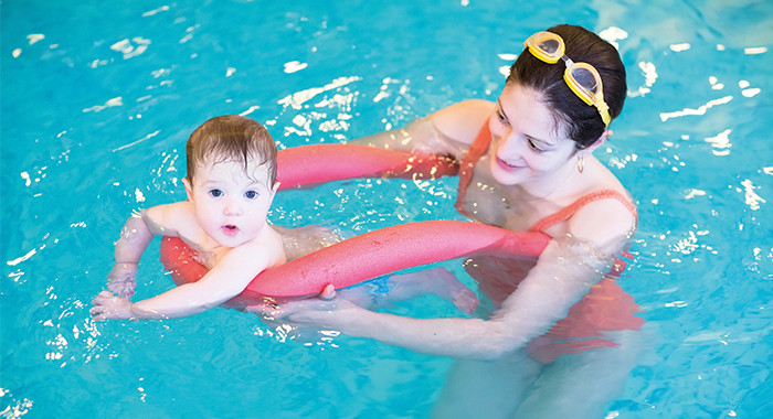 Auch Eltern können Schwimmlehrer*innen werden.