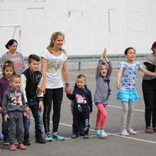 Spielende Kinder auf einem Parkplatz