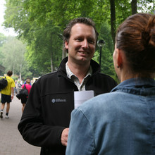 Studentin redet mit Dozent