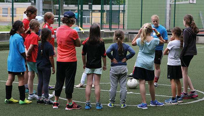 Teambesprechung einer Schulklasse im Sport