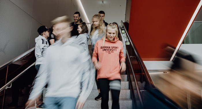 Studierende laufen eine Treppe herunter