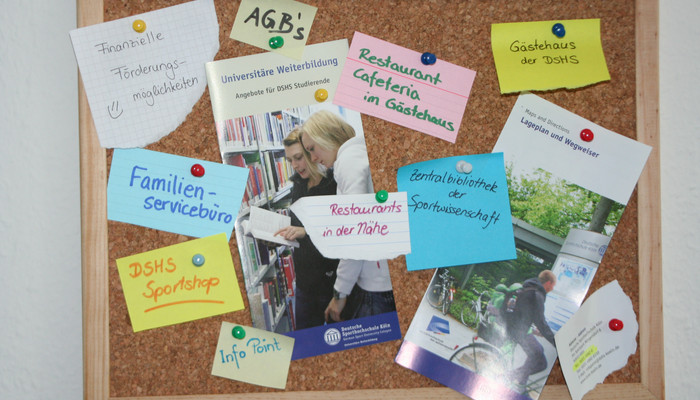 Studierendensekretariat Viele Zettel auf einer Pinnwand