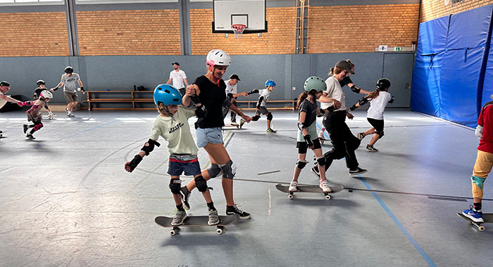 Skateboard Training mit Schülern