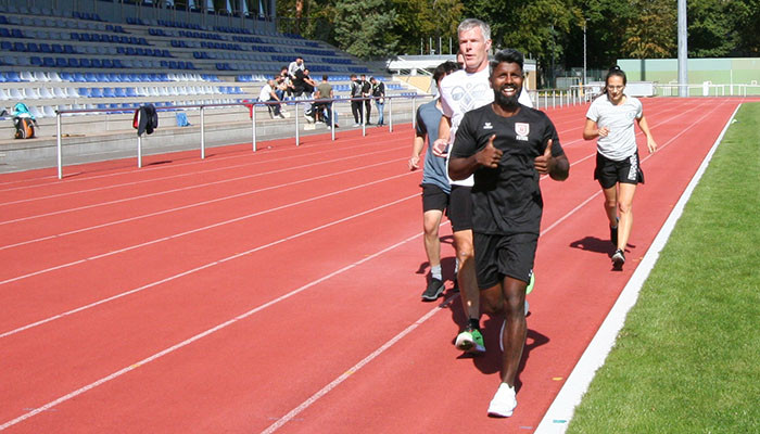 Teilnehmer des DSHS Athletiktrainer auf der Laufbahn der Leichtathletikanlage. 