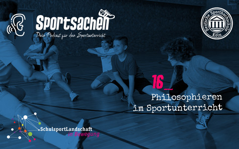 Schüler*innen sitzen mit Lehrer auf dem Turnhallen-Boden und reden