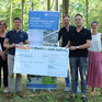 Personen mit dem Scheck in Höhe von 2.000 Euro