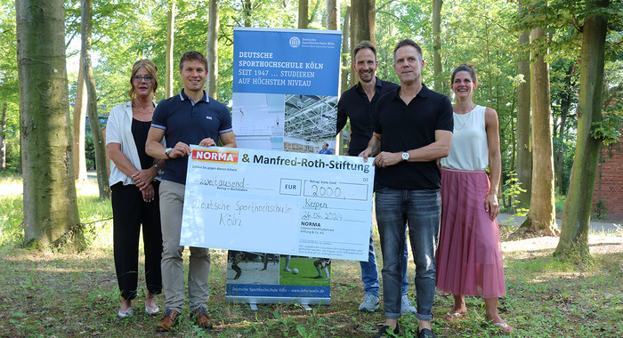 Personen mit dem Scheck in Höhe von 2.000 Euro