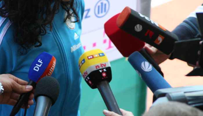 Journalisten interviewen Sportlerin