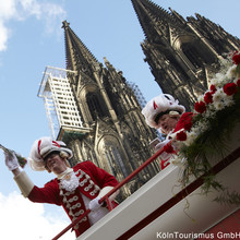 Rote Funken vor dem Kölner Dom