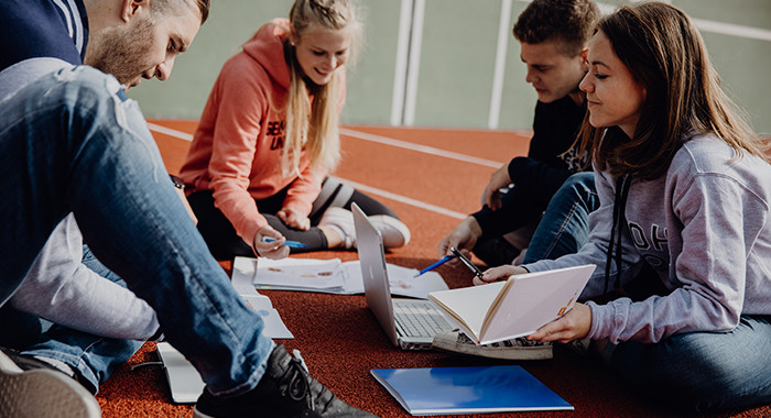 Studierende lernen zusammen