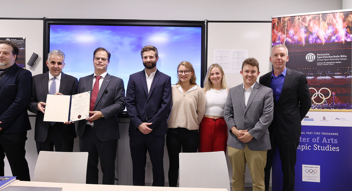 The team around Prof. Stephan Wassong (2nd from left) accepts the award from the International Fair Play Committee.