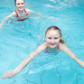 Junge Schwimmerin im Wasser