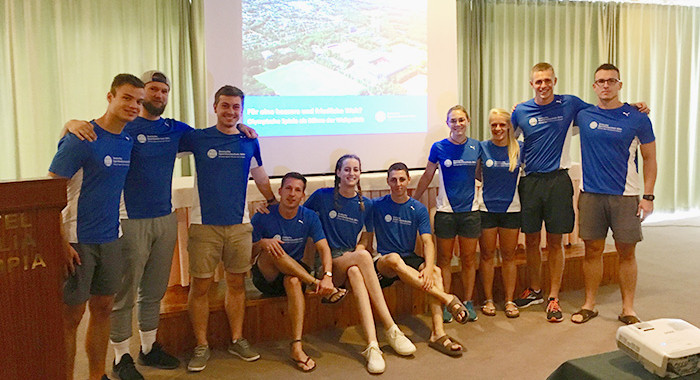 Das DSHS-Studierendenteam in Olympia (v.l.n.r.): Dennis Horn, Jan Distelrath, Jan-Philipp Grande, Martin Kirbach, Luise Fiedler, Stefan Morlock, Sabine Lerche, Sarah Küchler, Julius Meyer-Seebeck, Jascha Krüper (Foto: privat)