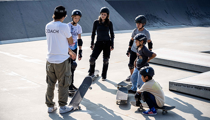 Eine Gruppe Kinder mit Skateboards