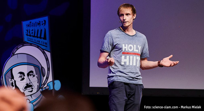 Oliver Quittmann auf der Bühne bei der Science Slam Tour Care & Share