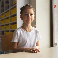 Mädchen an Schulbank, Schule, Sportunterricht, Pause