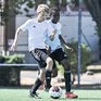 Titelbild der Broschüre: zwei Kinder beim Fußballspielen