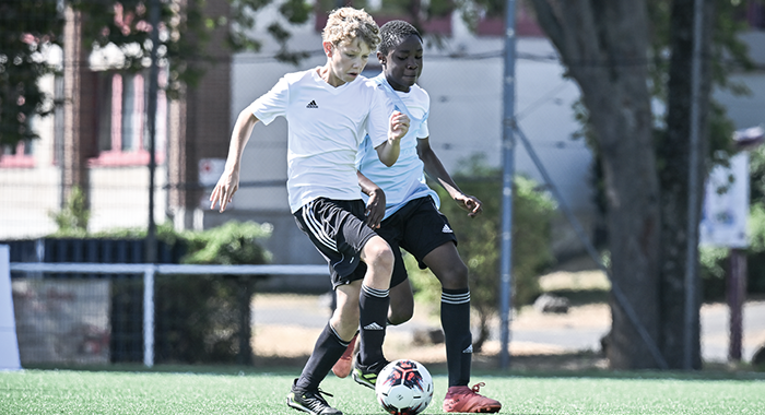 Titelbilder Broschüre: zwei Kinder beim Fußballspielen