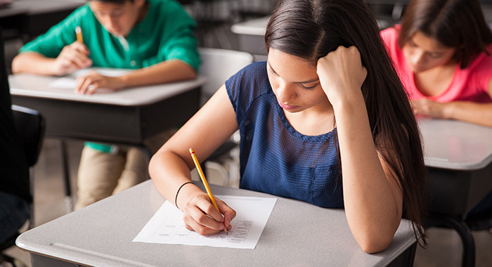 Eine Studentin absolviert eine schriftliche Prüfung.