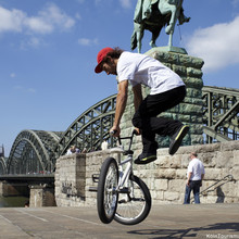 BMX-Fahrer vor der Hohenzollernbrücke