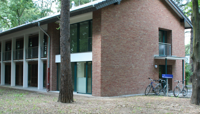 Die Wohnheime der Sporthochschule sind einstöckig, aus rotem Backstein mit grünen Fensterläden.