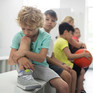 Trauriges Kind im Sportunterricht. Foto: ©YAKOBCHUK-VIACHESLAV/Shutterstock.com