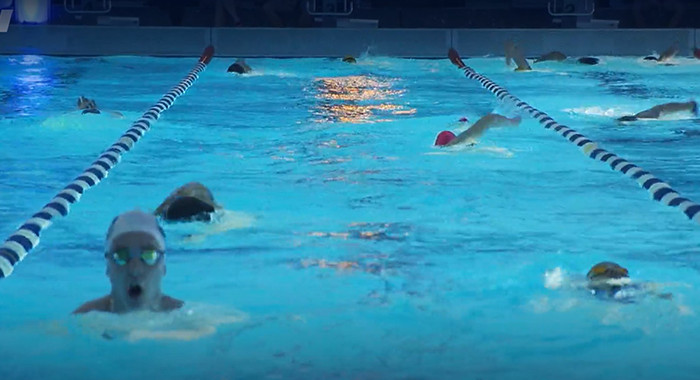 Schwimmer in einem beleuchteten Schwimmbecken