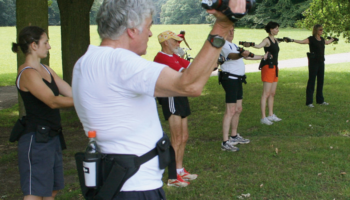 Menschen unterschiedlicher Altersklassen beim Sporttreiben