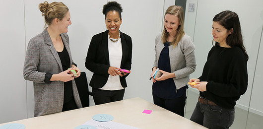 Teilnehmerinnen aus dem Jahr 2021 bei einem der internen Netzwerktreffen.