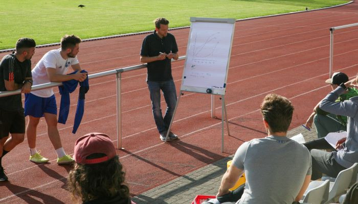 Seminar im Leichtathletikstadion der DSHS Köln. 