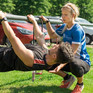 Personal Trainerin Jasmin Brandt hilft einem Teilnehmer bei der Haltung während einer Athletik-Übung.
