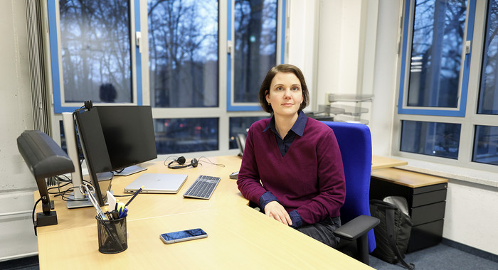 Sarah Dudek in ihrem Büro in der Zentralbibliothek der Sportwissenschaften