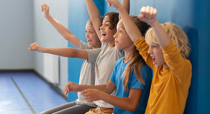 Kinder freuen sich über den Sportunterricht