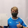 Damien Lewis zeigt sein erworbenes Zertifikat im DSHS Athletiktrainer