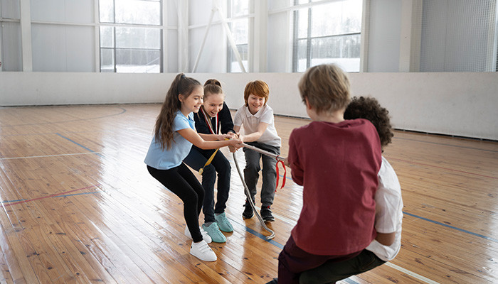 Kinder spielen Tauziehen