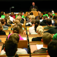 Dozent spricht vor einem gefüllten Hörsaal. Foto:©DSHS Presse