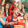 Fans jubeln im Stadion